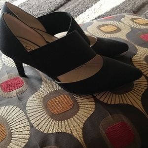 Women's black stappy pumps
